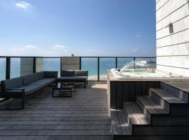 YalaRent sea-breeze penthouse with jacuzzi，位于巴特亚姆超级乐园附近的酒店