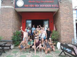 Vangvieng Rock Backpacker Rooftop Hostel，位于万荣的酒店