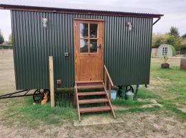 Glamping in Wiltshire in our luxury Shepherds Hut，位于奇彭纳姆的度假屋