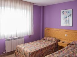 HOSTAL DON JAVIER，位于Ororbia的酒店