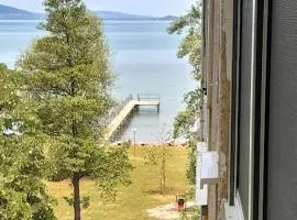 Vízparti gyermekbarát teljesen felújított Apartman, őrzött, saját strand, parkoló, étterem