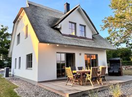 Ferienhaus Svantovit - exklusives Ferienhaus mit Sauna, Whirlpool und Kamin，位于Putgarten的带按摩浴缸的酒店