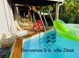 Magnifique Lodge en bois avec piscine et jardin de 800 m2，位于勒拉芒坦的度假屋
