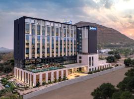 Radisson Blu Hotel & Spa, Nashik，位于纳西克的带停车场的酒店