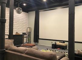 160inch Home Movie Theater- Great for movie night!，位于奥马哈的酒店