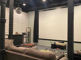 160inch Home Movie Theater- Great for movie night!，位于奥马哈的乡村别墅