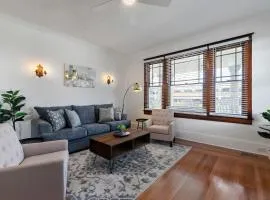 Old Mission Manor - Chic 2br 1ba Apartment - Sleeps 6 - Pool Table - 15 Min Walk to Downtown