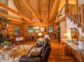 Creekside Cabin - Seven Devils,NC - Pet-Friendly, Close to Skiing & Hiking, and the Apline Coaster!，位于Seven Devils的酒店