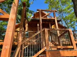 Cricket Hill Treehouse by Amish Country Lodging