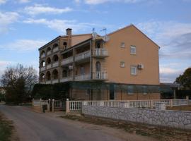 Apartments and rooms with parking space Biograd na Moru, Biograd - 4305，位于比奥格勒·纳·莫鲁的酒店