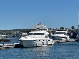 Tranquility Yachts -a 52ft Motor Yacht with waterfront views over Plymouth.，位于普里茅斯的船屋
