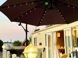 GOOD SHIP LOLLIPOP LODGE - Birchington-on-Sea - 6 mins drive to Minnis Bay Beach，位于Kent的高尔夫酒店