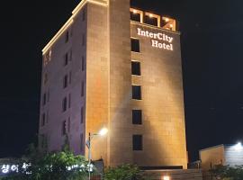 Jinhae Intercity Hotel，位于昌原市长福山雕刻公园附近的酒店