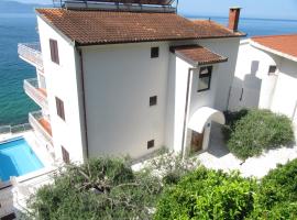 Apartments and rooms with a swimming pool Brist, Makarska - 15620，位于布里斯特的酒店