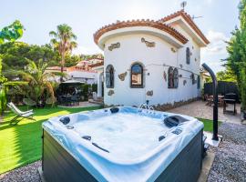 Charming Mediterranean house with private jacuzzi sea and mountain views，位于迈阿密普拉特亚的别墅