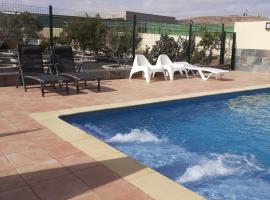 El cortijo de Valverde，位于拉哈雷斯的带泳池的酒店