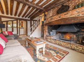 Utterly divine romantic retreat in brilliant village - Tudor Cottage，位于萨德伯里的酒店