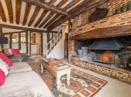 Utterly divine romantic retreat in brilliant village - Tudor Cottage