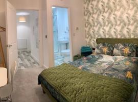 Peterborough City Center One Bed apartment With Free Private Parking，位于彼得伯勒的酒店
