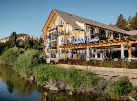 萨默兰海滨度假酒店和Spa中心，位于萨默兰的带泳池的酒店