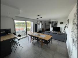 Cottage chaleureux avec vue sur lac，位于Changey的酒店