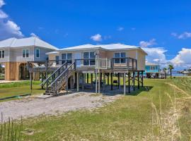 Lovely Dauphin Island Cottage with Deck and Gulf Views，位于多芬岛的乡村别墅