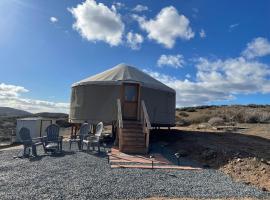 Yurt Escape with Amazing Country Views，位于蒂梅丘拉的豪华帐篷