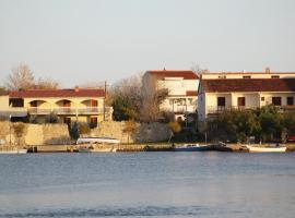 Apartments and rooms with parking space Nin, Zadar - 5805，位于宁的住宿加早餐旅馆