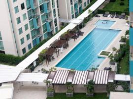 Lujoso condominio con lavadora y secadora, S. Jos&eacute;，位于圣何塞的带泳池的酒店