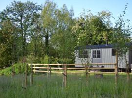 Large Luxury Shepherds Hut with Hot Tub nr Bath，位于布里斯托的酒店