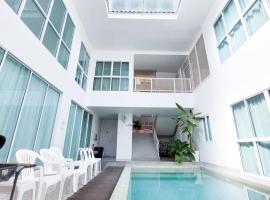 The Inn10 Pool Villa Pattaya, Entire Villa, 9 Bedrooms, Private Indoor Swimming Pool, ดิ อินน์เท็น，位于芭堤雅市中心的乡村别墅