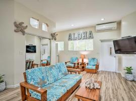 Sunny Kailua Home with Covered Lanai 1 Mi to Beach!，位于凯卢阿的酒店