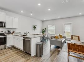 LUXURY TOWNHOME NEAR DOWNTOWN AND PENSACOLA BEACH，位于彭萨科拉的豪华酒店