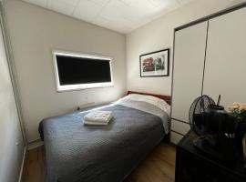 Cozy Room in the heart of Rødby! 5km from Femern & Puttgarden!，位于勒兹比的酒店