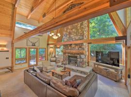 Wild Huckleberry Alpine Cabin Fireplace and Deck!，位于阿尔派恩的酒店