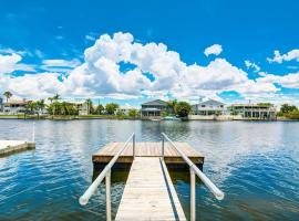 Direct gulf access with boat dock minutes from Weechi Wachee，位于Hernando Beach的度假屋