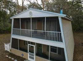 Huck's Hideaway near the Santa Fe River，位于Fort White的酒店