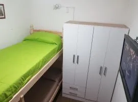 Habitación con baño privado Un piso por escalera