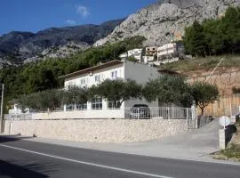 Apartments with a parking space Mimice, Omis - 5958