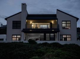Pearl Haven, coastal comfort just steps from the shore!，位于伊泽芳登的酒店