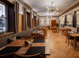 Hotel Zu den Drei Kronen，位于多瑙沃特的酒店