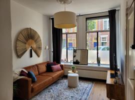 Characteristic ground floor apartment with box bed，位于格罗宁根Groningen Noord Station附近的酒店