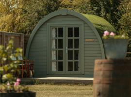 Glamping in Wiltshire the Green Knoll is a charm，位于奇彭纳姆的酒店