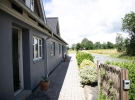 Værelse, spiseområde, tv-stue og eget bad på landet，位于Kværndrup的度假短租房