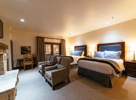 Deluxe Two Queen Room with Fireplace Hotel Room，位于帕克城鹿谷的酒店