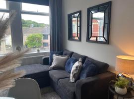 The Retreats 2 Kenfig Hill Pet Friendly 2 Bedroom Flat with King Size bed twin beds and sofa bed sleeps up to 5 people，位于Kenfig Hill湖畔高尔夫俱乐部附近的酒店