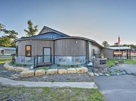 Massive Hatfield Loon Lodge with Roller Rink，位于Hatfield的酒店