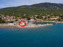 Apartments by the sea Nerezine, Losinj - 7963，位于内里吉恩的酒店