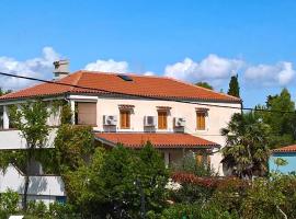 Apartments and rooms with parking space Nerezine, Losinj - 8049，位于内里吉恩的住宿加早餐旅馆