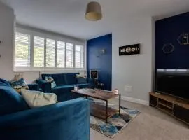 SAXON ROAD - A 3 Bedroom House with Garden by Prestigious Stays - Includes Wifi, Netflix & Amazon Alexa